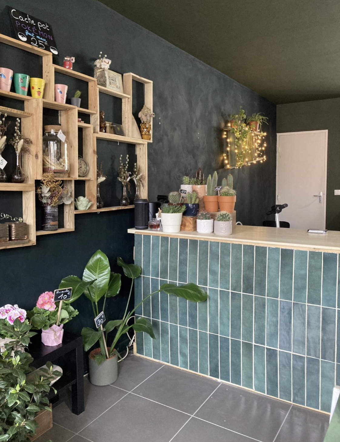 Boutique fleuriste, mur bleu