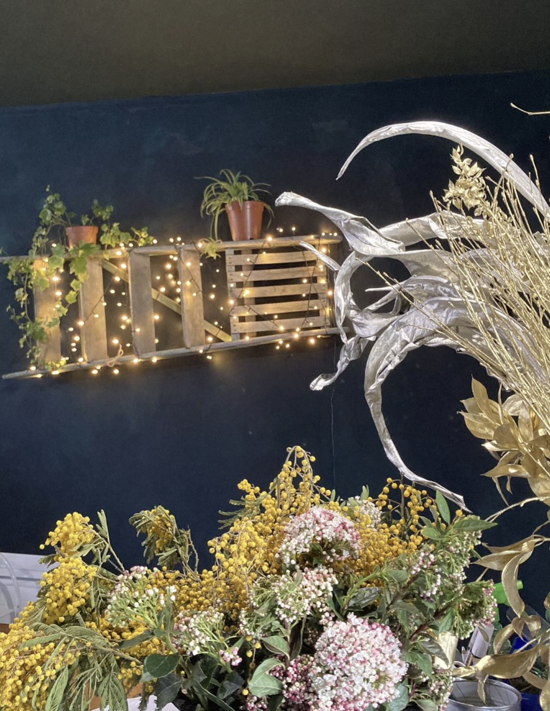 Boutique fleuriste, mur bleu